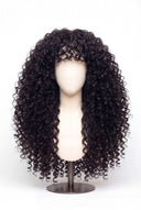 Gestufte Perücke mit tiefen Locken und Pony, klebefreie Ausführung aus unbehandeltem Menschenhaar mit HD-Lace und nachgezogener Haaransatzlinie von Kora Strand