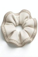 Kora Scrunchie in Haferfarben, Haar-Scrunchie aus glattem Stoff von Kora Strand