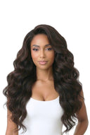 Body Wave Echthaarperücke mit einem natürlich wirkenden fertigen Stil von Kora Strand