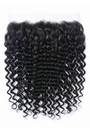 Frontal mit tiefen Locken, mit definierter Lockentextur und natürlich wirkender Haaransatzlinie von Kora Strand