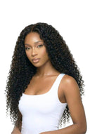 Nahtlose Präzisions-Tape-Extensions mit tiefen Locken, die die Haartextur und Länge zeigen, von Kora Strand