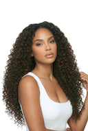 Nahtlose Tape-Haarverlängerungen mit tiefen Locken, die die Haartextur und die Länge zeigen, von Kora Strand