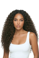 Detail an den dünnen, flexiblen nahtlosen Klebe-Tabs der Deep Curl nahtlosen Tape-Extensions von Kora Strand