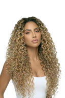 Nahtlose Volumenhaarverlängerung mit tiefen Locken, die Haartextur und Länge zeigt, von Kora Strand