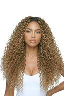 Flexibles Weft und diskretes Detail der Klebeband-Konstruktion an der Nahtlinie mit tiefen Locken der Weft-Klebeband-Extensions von Kora Strand