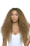 Tieflockige Nahtlinien-Weft-Tape-Extensions, die Haartextur und Länge zeigen, von Kora Strand