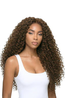 Diskreter flacher Keratin-Bindungsdetail auf den tief gewellten StrandBond Flat Tip Extensions von Kora Strand