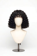 Tiefgewellte Bob-Frisur mit Pony, klebefreie Perücke aus virgin Menschenhaar mit HD-Lace und vorgezupfter Haarlinie von Kora Strand