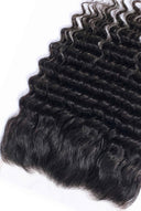 Tiefgewellte Frontal aus unbehandelten menschlichen Haaren mit durchsichtiger oder feiner HD-Spitze von Kora Strand