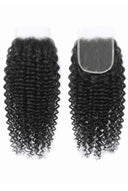 Kinky Curly Closure mit kinky curly coily Textur und einer natürlich wirkenden Scheitelpartie von Kora Strand