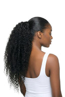 Kinky Curly Kora Cinch Pferdeschwanz: Zeigt die Haartextur und Länge von Kora Strand