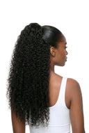 Kinky Curly Kora Krallen-Pferdeschwanz, der die Haartextur und Länge von Kora Strand zeigt