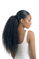 Kinky Curly Kora Wrap Ponytail – zeigt die Haartextur und Länge von Kora Strand