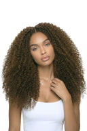 Kinky Curly nahtlose präzise Tape-Extensions, die die Haartextur und Länge von Kora Strand zeigen