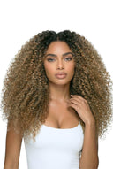 Kinky Curly nahtlose Tape-Extensions von Kora Strand: Zeigt die Haartextur und die Länge