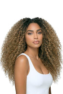 Details der dünnen, flexiblen nahtlosen Klebe-Tabs an den kinky-lockigen nahtlosen Tape-Extensions von Kora Strand