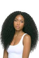 Kinky Curly nahtlose Volumenhaarverlängerung, die die Haartextur und Länge von Kora Strand zeigt