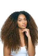 Kinky Curly StrandBond Nano-Tip-Extensions, die die Haartextur und Länge von Kora Strand zeigen