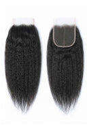 Kinky Straight-Haarverschluss mit Kinky Straight geblasener Textur und einer natürlich wirkenden Scheitelpartie von Kora Strand