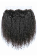 Kinky Straight Frontal mit kinky straight ausgeblasener Textur und natürlich wirkender Haaransatzlinie von Kora Strand
