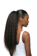 Kinky Straight Kora Cinch Pferdeschwanz, der die Haartextur und Länge von Kora Strand zeigt