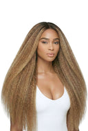 Nahtlose präzise Klebebandverlängerungen im Kinky Straight-Look, die Haarstruktur und Länge zeigen, von Kora Strand