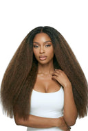 Kinky Straight nahtlose Tape-Extensions, die Textur und Länge des Haares zeigen, von Kora Strand