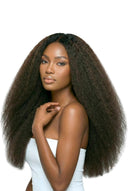 Nahtlose Kinky Straight Volumenhaarverlängerung, die Haartextur und Länge zeigt, von Kora Strand