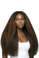 Kinky Straight StrandBond Nano-Tip Extensions, die die Haartextur und Länge von Kora Strand aufzeigen