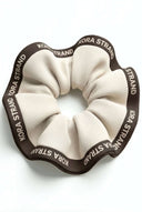 Kora Scrunchie in Espresso, Haar-Scrunchie aus glattem Stoff, von Kora Strand