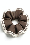 Kora Scrunchie in Mocha, glattes Stoff-Haarscrunchie von Kora Strand