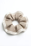 Kora Scrunchie in Sand, Haar-Scrunchie aus glattem Stoff von Kora Strand