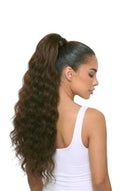 Kora Wrap-Ponytail mit lockerer Welle, die die Haarstruktur und Länge aufzeigt, von Kora Strand