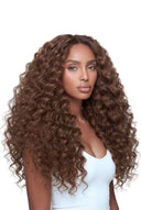 Nahtlose Präzisions-Tape-Extensions mit lockigen Wellen von Kora Strand, die die Haartextur und die Länge zeigen