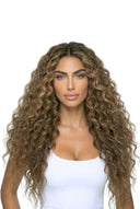 Nahtlose Tape-Hairverlängerungen mit lockigen Wellen von Kora Strand, die die Haartextur und Länge zeigt