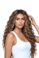 Lockere Welle Nahtlinien-Tape-Weft-Extensions, die die Haartextur und Länge von Kora Strand zeigen