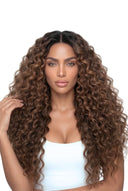 Diskrete flache Keratin-Bindung an den lockig gewellten Strängen der StrandBond Flat Tip Extensions von Kora Strand