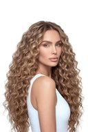 Detail der diskreten Nano-Spitzen-Befestigung an den Loose Wave StrandBond Nano-Tip Extensions von Kora Strand