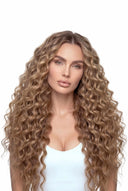 StrandBond Nano-Tip Extensions mit lockeren Wellen, die die Haartextur und die Länge von Kora Strand zeigen