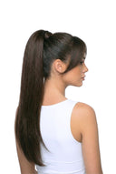 Seidenglatte Kora Wrap-Pferdeschwanz, der die Haartextur und Länge von Kora Strand zeigt