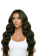 Seidige, gerade und nahtlose Tape-Extensions von Kora Strand, entwickelt für einen flachen, nahtlosen Abschluss