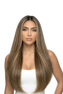 Gerade nahtlose Seiden-Tape-Extensions von Kora Strand, die die Haarstruktur und Länge zeigen