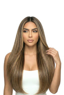 Detail der dünnen flexiblen nahtlosen Klebe-Tabs an den seidigen geraden nahtlosen Tape-Extensions von Kora Strand