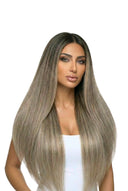 Seidglatte StrandBond Flachspitzen-Extensions, die die Haartextur und Länge von Kora Strand zeigen