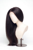 Yaki Straight kleberfreie Perücke aus menschlichem Haar, die die definierte Textur von Kora Strand zeigt